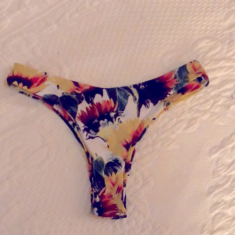 👙👙👙ZAFUL BIKINI BOTTOM SIZE 4 NWOT 🌻🌻🌻